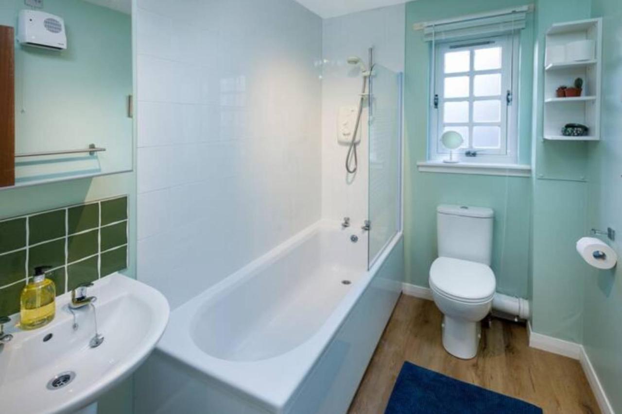 Central Flat Near Holyrood Park เอดินบะระ ภายนอก รูปภาพ